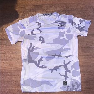 Kids XL Nike pro hyper cool t-shirt